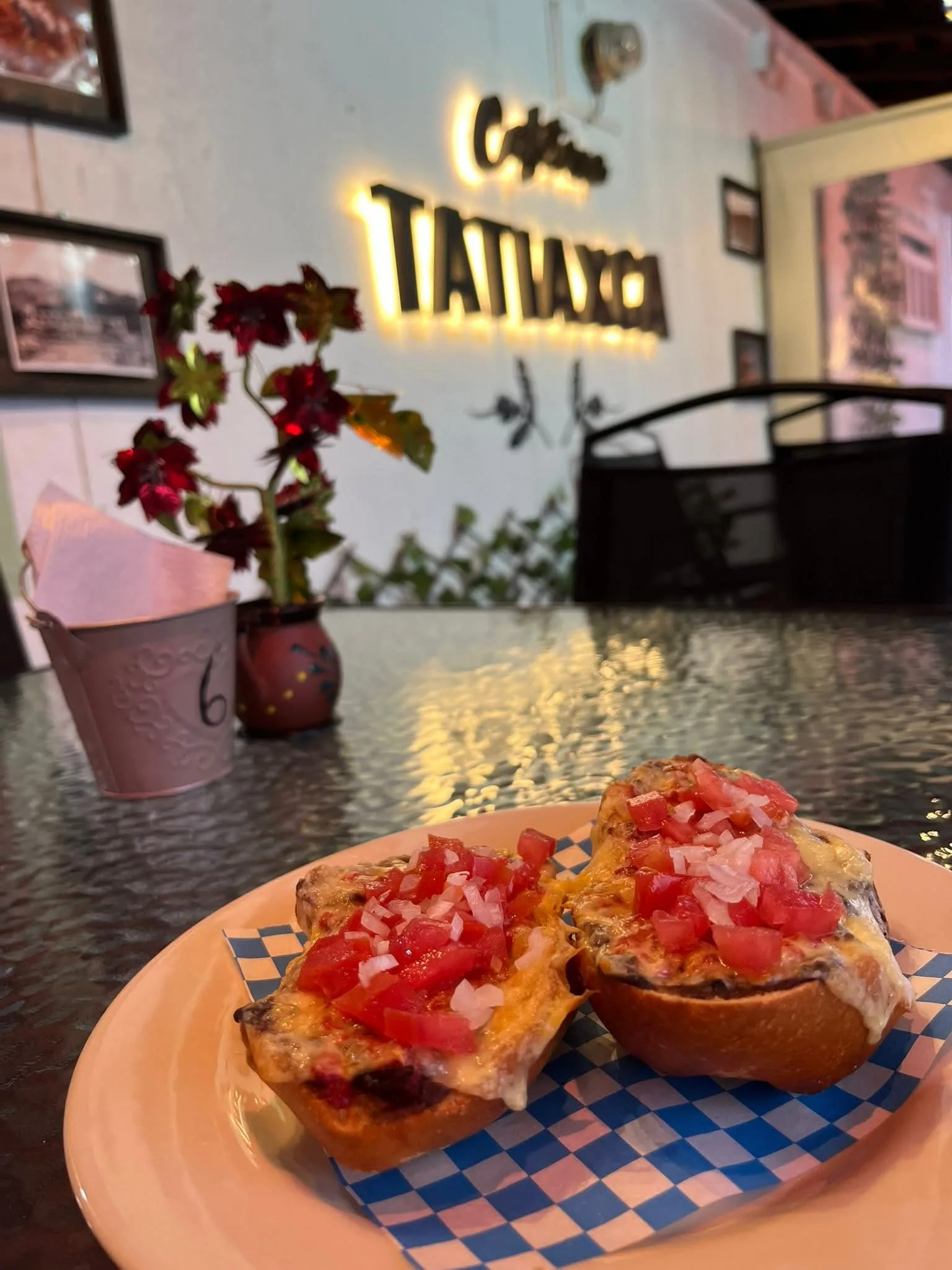 Molletes de pan tradicional con frijoles, chorizo, queso, jitomate y cebolla